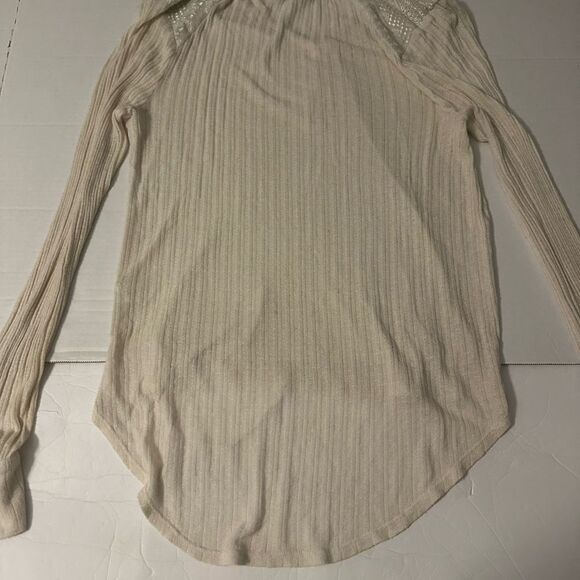 Lucky Brand Cream Long Sleeve Women's Top with Lace Like on Sleeves Size Small - Picture 6 of 11